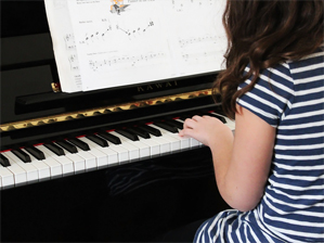 これからピアノをはじめようというお子様から、楽譜の読めない大人の方でも、無理なく楽しくピアノが弾けるように指導いたします。コンクールの指導、音高・音大の受験指導も行っています。 
年間レッスン回数　42回 コース
時間 月謝 
幼児コース（小学生未満） 30分 ￥7,700
ピアノ演奏コース（小学生以上） 30分～ ￥8,800～ 
初心者(中学生以上） 30分 ￥7,700～
