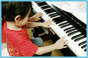 音楽教室


1歳～小学生クラスのリトミックを始め、ピアノ教室や幼保・音楽高大受験科もあります。
